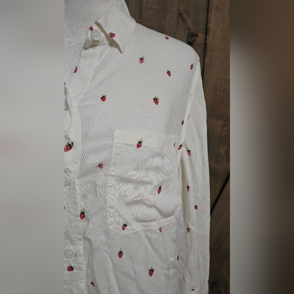 BEACH LUNCH LOUNGE Long Sleeve Button Down White Shirt Strawberry Print, M NWT - Picture 8 of 16